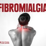 Mulher de costas, com as mãos levadas a nuca com a palavra fibromialgia acima